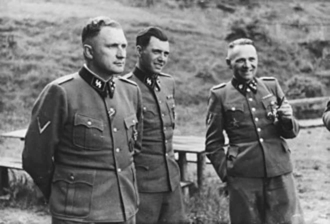 Josef Mengele (centru) cu Richard Baer și Rudolf Höss la Auschwitz, 1944