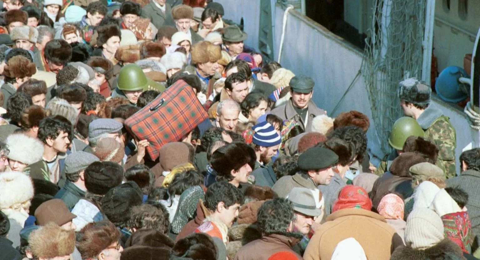 Refugiați armeni urcându-se într-o barjă în portul Baku