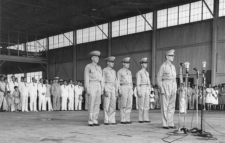 Generalul MacArthur primind salutul Corpului aerian al armatei filipineze