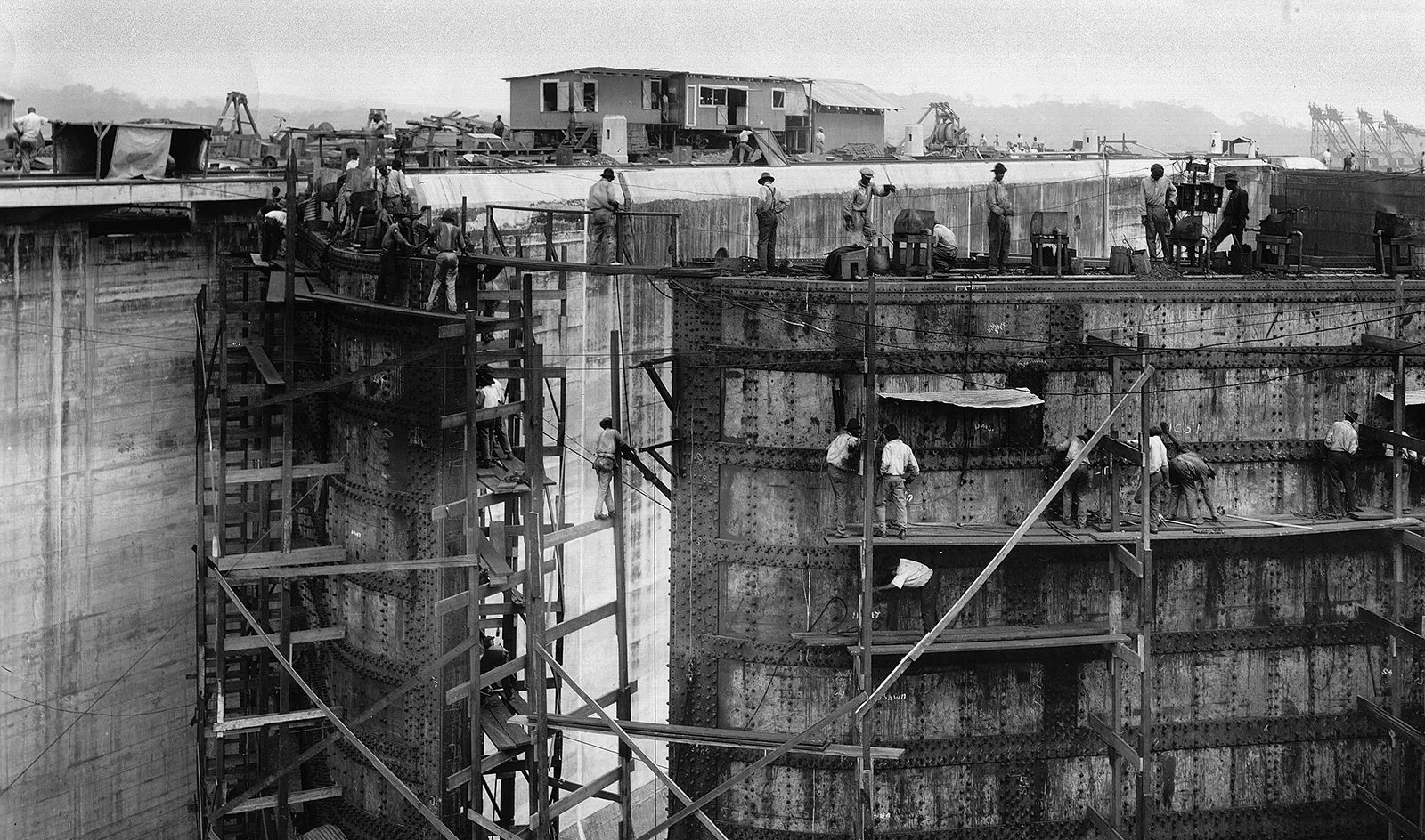 Imagine din timpul construcției canalului