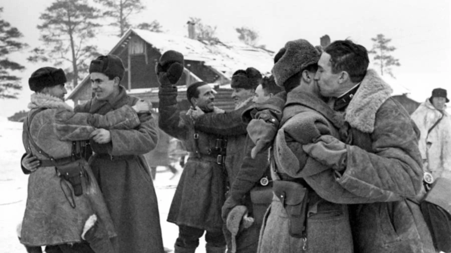 Soldații sovietici bucurându-se după ce au reușit să deschidă o rută de aprovizionare de-a lungul malului lacului