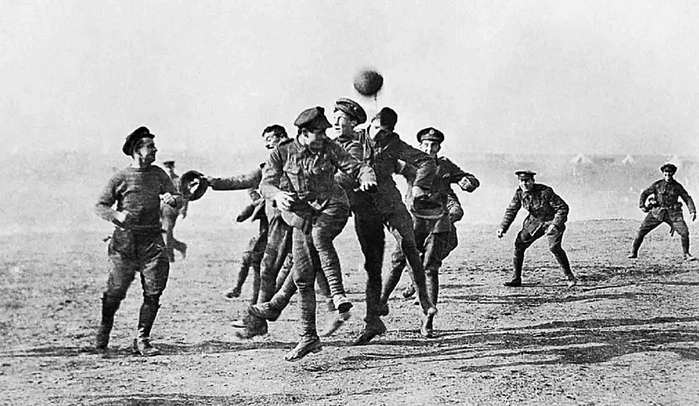 Soldați ai Antantei și ai Puterilor Centrale jucând fotbal pe perioada armistițiului